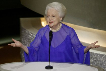 Olivia de Havilland, ganadora de dos Oscar, falleció a los 104 años en París (Reuters)